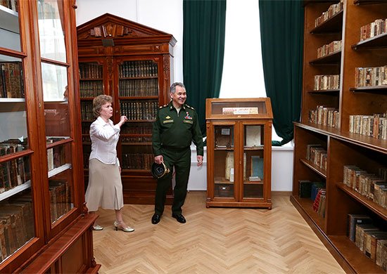 Экскурсия министра обороны РФ генерала армии Сергея Шойгу по обновленным помещениям библиотеки